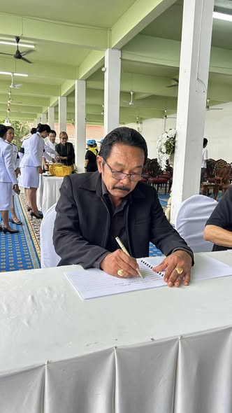 นายบุญธรรม มิ่งแก้ว สาธารณสุขอำเภอคีรีรัฐนิคม    ร่วมพิธีสรงน้ำพระบรมศพเบื้องหน้าพระฉายาลักษณ์สมเด็จพระนางเจ้าสิริกิติ์ พระบรมราชินีนาถ พระบรมราชชนนีพันปีหลวง
ณ วัดกลางใหม่ อำเภอเมือง จังหวัดสุราษฎร์ธานี
๒๖ ตุลาคม ๒๕๖๘