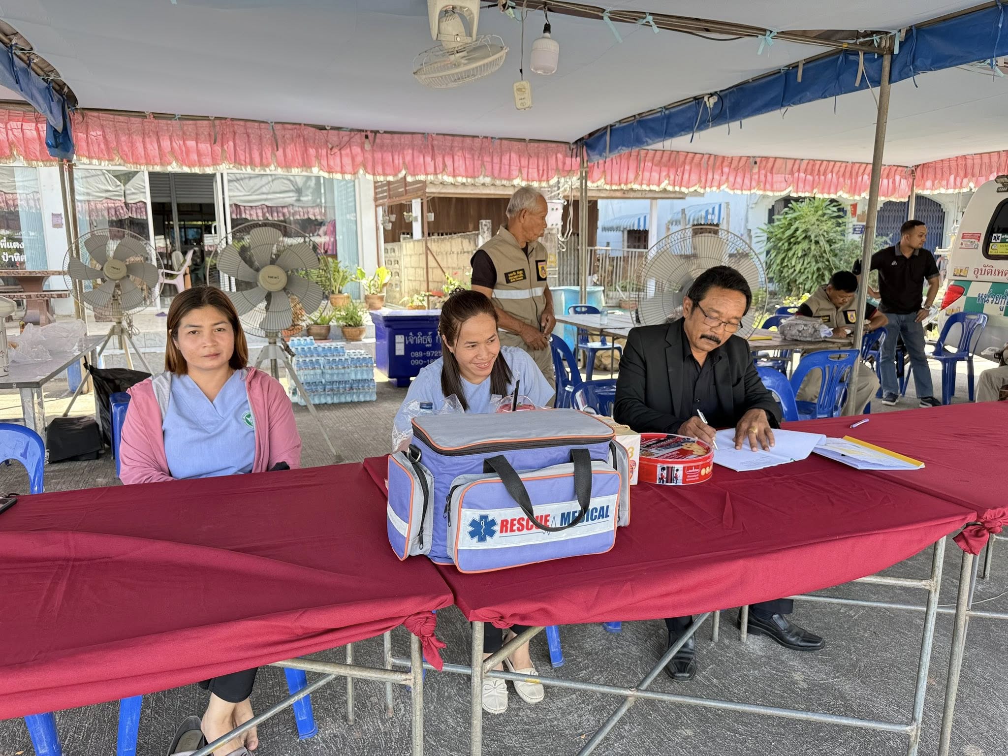 วันที่ 30 ธันวาคม 2568 เวลา 13.00 น. 
นายบุญธรรม มิ่งแก้ว สาธารณสุขอำเภอคีรีรัฐนิคม ตรวจเยี่ยมการปฏิบัติหน้าทึ่ของเจ้าหน้าที่ ณ จุดบริการสถานีบริการน้ำมัน ปตท.คลองน้ำใส กม.36 ตำบลถ้ำสิงขร และ จุดบริการที่พักสายตรวจ กม.43 ตำบลบ้านทำเนียบ เพื่อเป็นขวัญกำลังใจแก่เจ้าหน้าที่ ที่ปฏิบัติหน้าที่ให้บริการแก่ประชาชนช่วงปีใหม่ ปี 2569