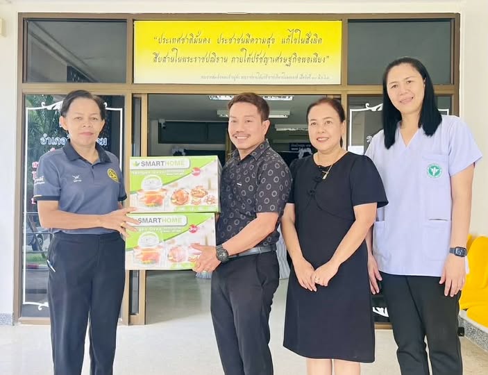 วันพฤหัสบดี ที่ 15 มกราคม 2569 เวลา 10.00 น. นายบุญธรรม มิ่งแก้ว สาธารณสุขอำเภอคีรีรัฐนิคม มอบหมายให้ นายสุริยา น้ำขาว  ผู้ช่วยสาธารณสุขอำเภอคีรีรัฐนิคม นางสาวนวรัตน์ ชูณรงค์ พยาบาลวิชาชีพชำนาญการ และนางรัศมี รัชชะ ผู้อำนวยการโรงพยาบาลส่งเสริมสุขภาพตำบลแสงอรุณ มอบรางวัลในการออกร้าน “นาวากาชาด” ในงาน สมโภชศาลหลักเมืองและกาชาดสุราษฎร์ธานีประจำปี 2569 ระหว่าง วันที่ 5 -14 กุมภาพันธ์ 2569 ณ บริเวณริมเขื่อนแม่น้ำตาปี ตำบลตลาด อำเภอเมืองสุราษฎร์ธานี จังหวัดสุราษฎร์ธานี
#สำนักงานสาธารณสุขอำเภอคีรีรัฐนิคม