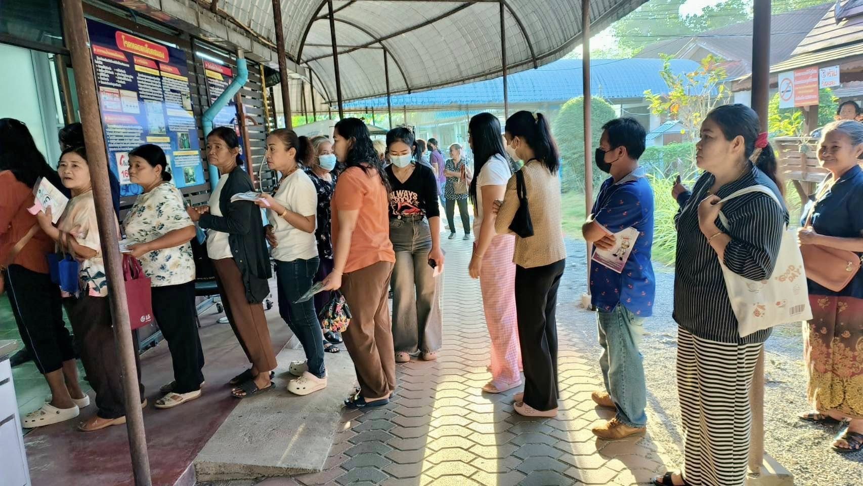 วันเสาร์ ที่ 7 กุมภาพันธ์ 2569 เวลา 07.00 น.นายบุญธรรม มิ่งแก้ว สาธารณสุขอำเภอคีรีรัฐนิคม และนางสาวเยาวดี โพกุล ผู้อำนวยการโรงพยาบาลคีรีรัฐนิคม ได้มอบหมายให้ทีมสหวิชาชีพเครือข่ายบริการสุขภาพอำเภอคีรีรัฐนิคม ให้บริการเจาะเลือดประจำปีในผู้ป่วย NCD ณ โรงพยาบาลคีรีรัฐนิคม เพื่อติดตามการรักษา ประเมินความเสี่ยงภาวะแทรกซ้อน โดยมีผู้ป่วยจากโรงพยาบาลส่งเสริมสุขภาพตำบลกะเปาได้รับการตรวจเลือดประจำปีจำนวน 116 ราย